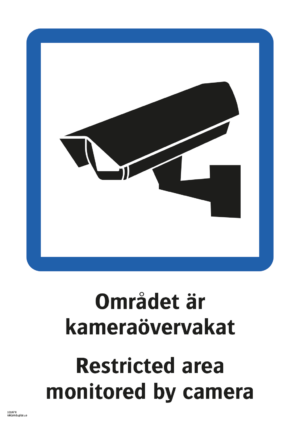 Påbudsskylt med symbol för kameraövervakning och texten "Området är kameraövervakat" samt engelsk text "Restricted area monitored by camera".