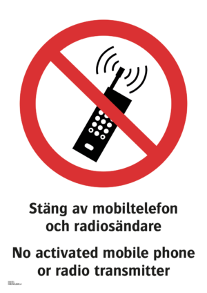 Förbudsskylt med symbol för elektronik förbjuden och texten "Stäng av mobiltelefon och radiosändare" samt på engelska "No activated mobile phone or radio transmitter".